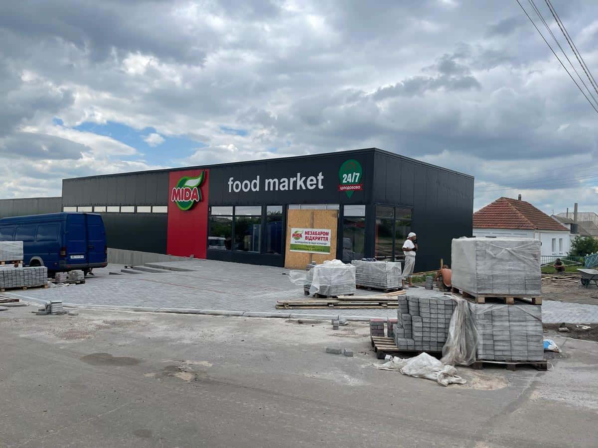 Вивіска food market на фасаді
