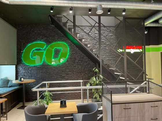 Неонова вивіска GO в інтерʼєрі