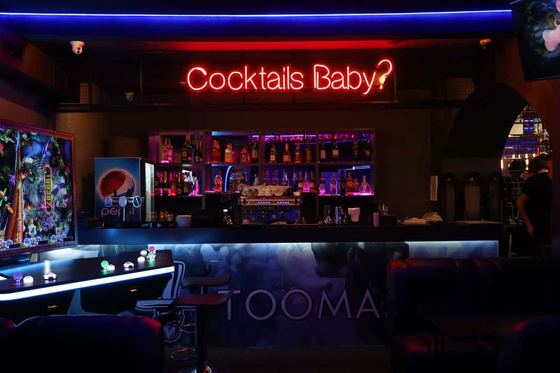 Неон Cocktails Baby у барі