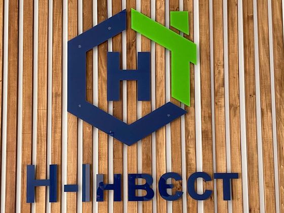 Логотип N-Інвест на рейках